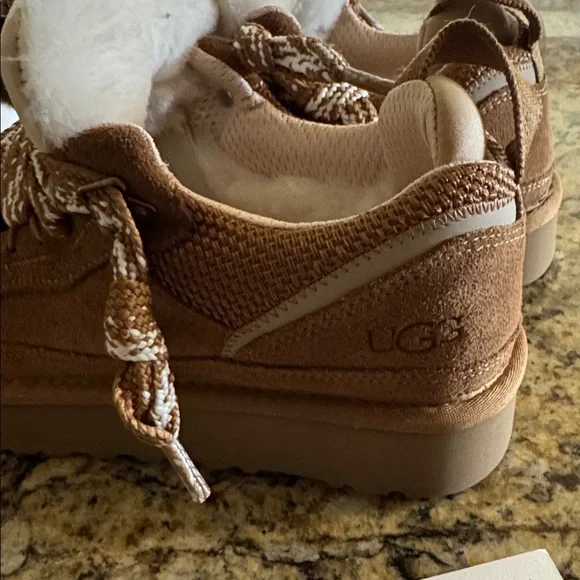 Brand New UGG Lowmel women’s size 7 - Picture 2 of 5